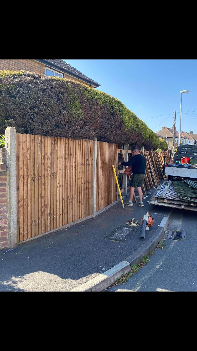 Roadside fence replacement in London